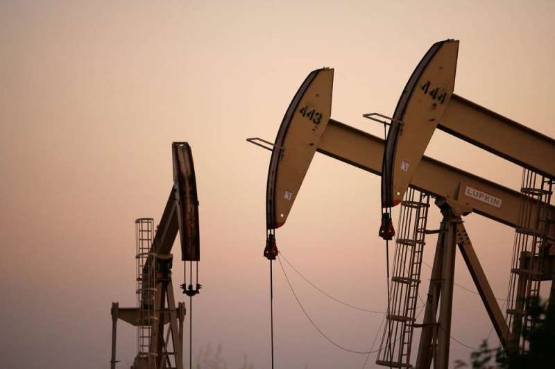 النفط يتراجع وسط توقعات ببقاء الفائدة مرتفعة لفترة أطول