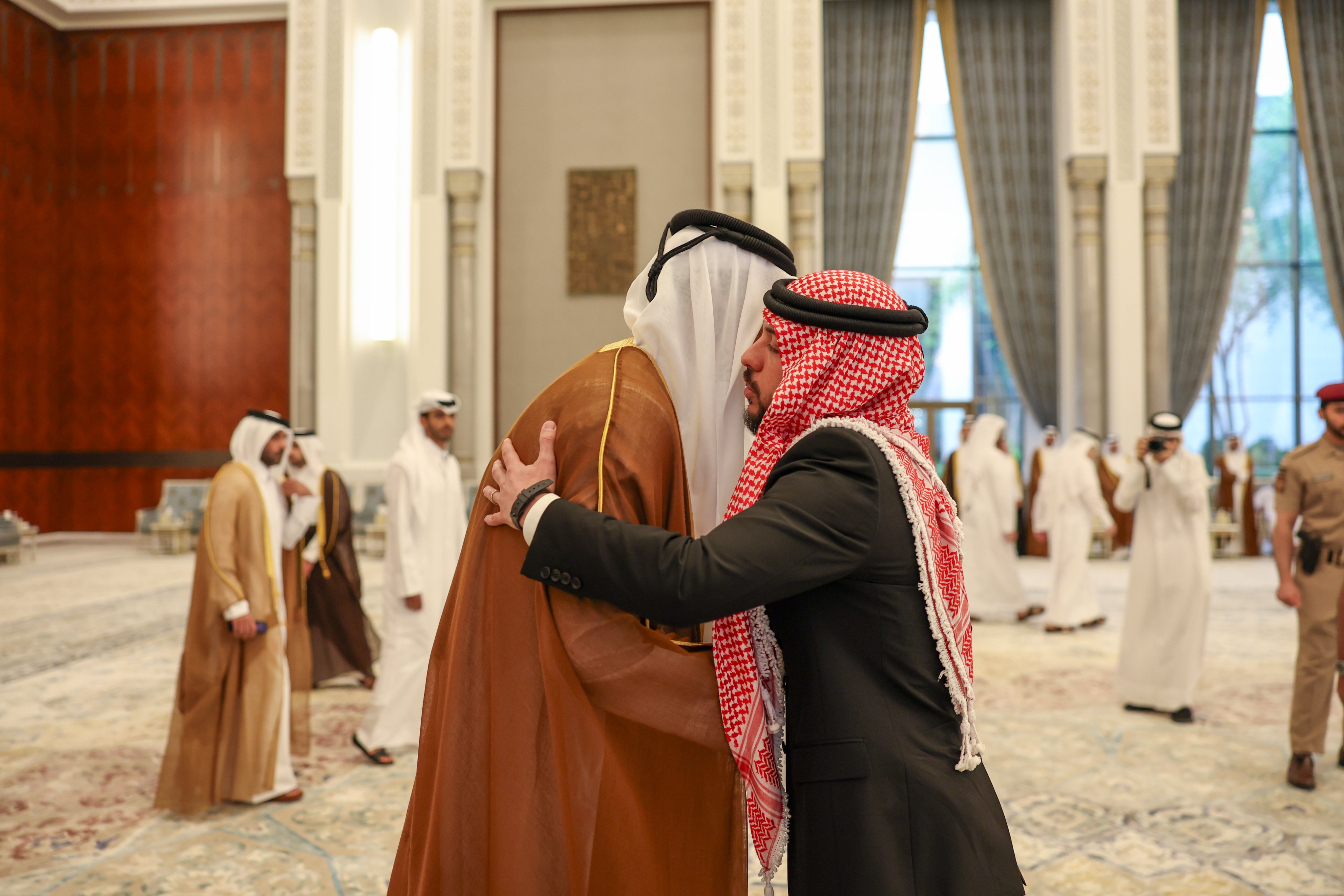 ولي العهد يقدم العزاء إلى أمير دولة قطر بوفاة الشيخ حمد