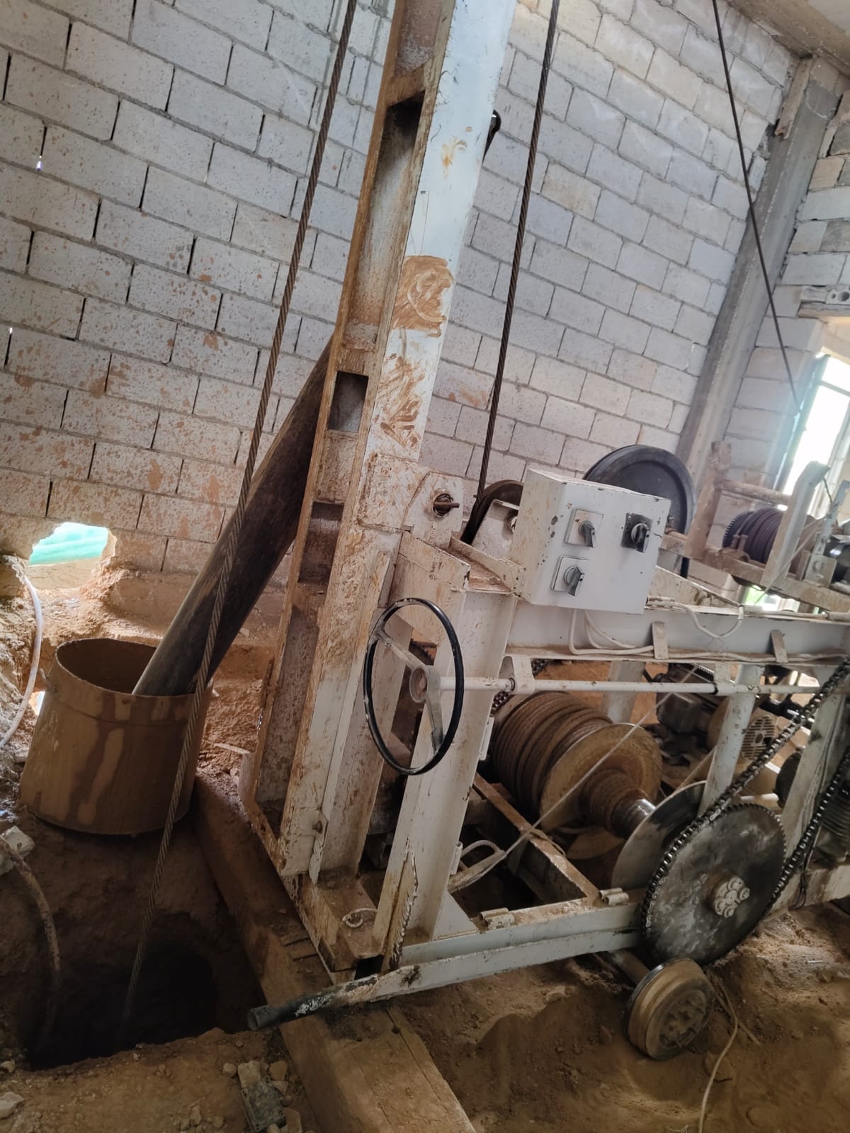 المياه: ضبط حفارة تحفر بئر مخالفة داخل غرفة مغلقة في المفرق 