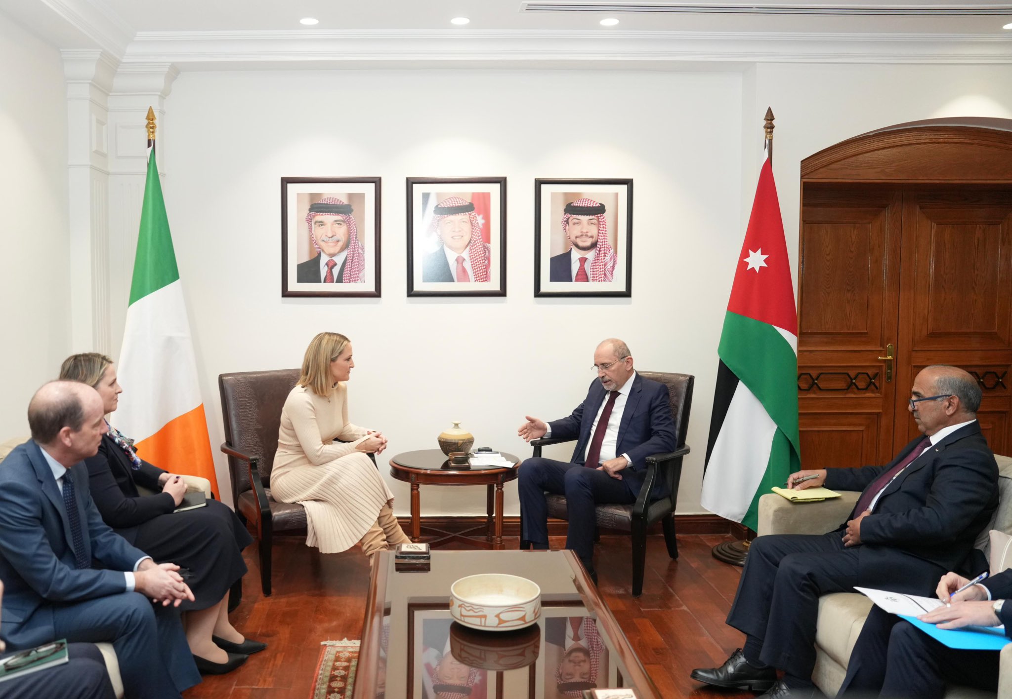 الصفدي يلتقي وزيرة الخارجية الإيرلندية في عمان 