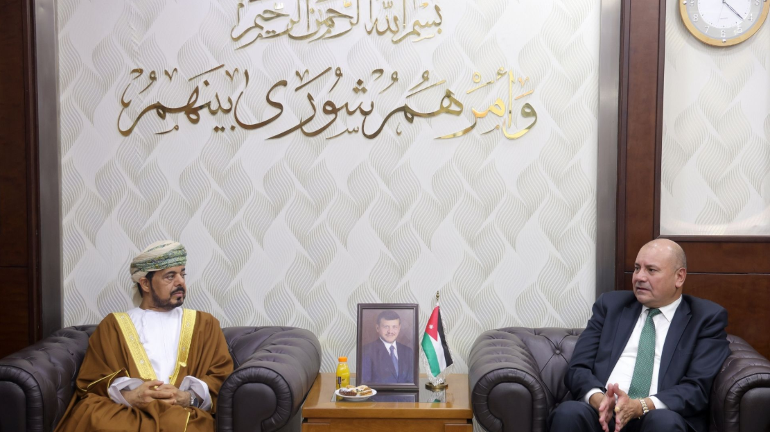 وزير الشؤون السياسية يلتقي وفد اللجنة القانونية في مجلس الدولة العُماني