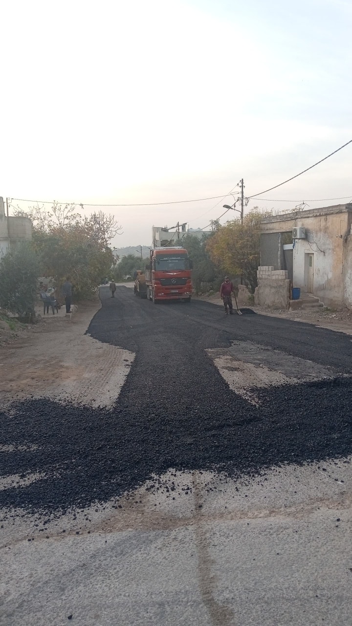 رابية الكورة تباشر بإعادة تعبيد شوارع بعد أضرار المنخفض 