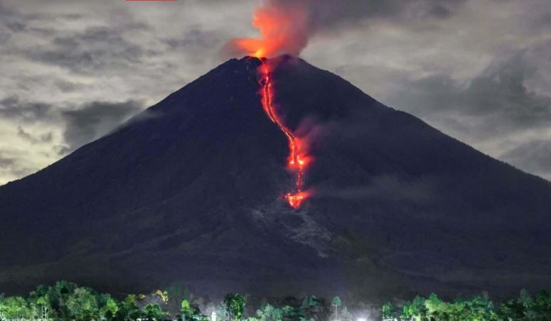 إندونيسيا ..  بركان يثور وإجلاء سكان 7 قرى