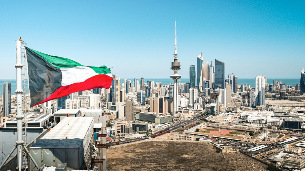 الدفاعات الجوية الكويتية تتصدى لهجمات صاروخية وطائرات مسيرة
