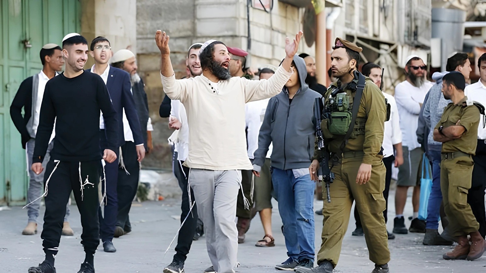 مستوطنون مسلحون يعتدون على الفلسطينيين في الضفة الغربية