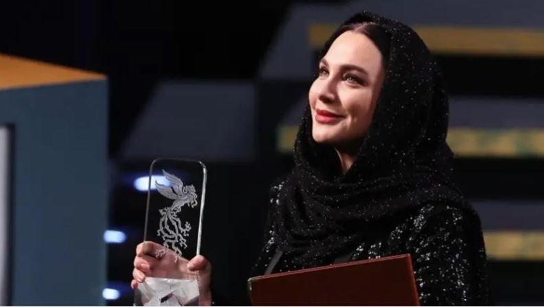 سلاف فواخرجي تكشف سبب ارتدائها الحجاب في إيران ..  وتروي موقفاً