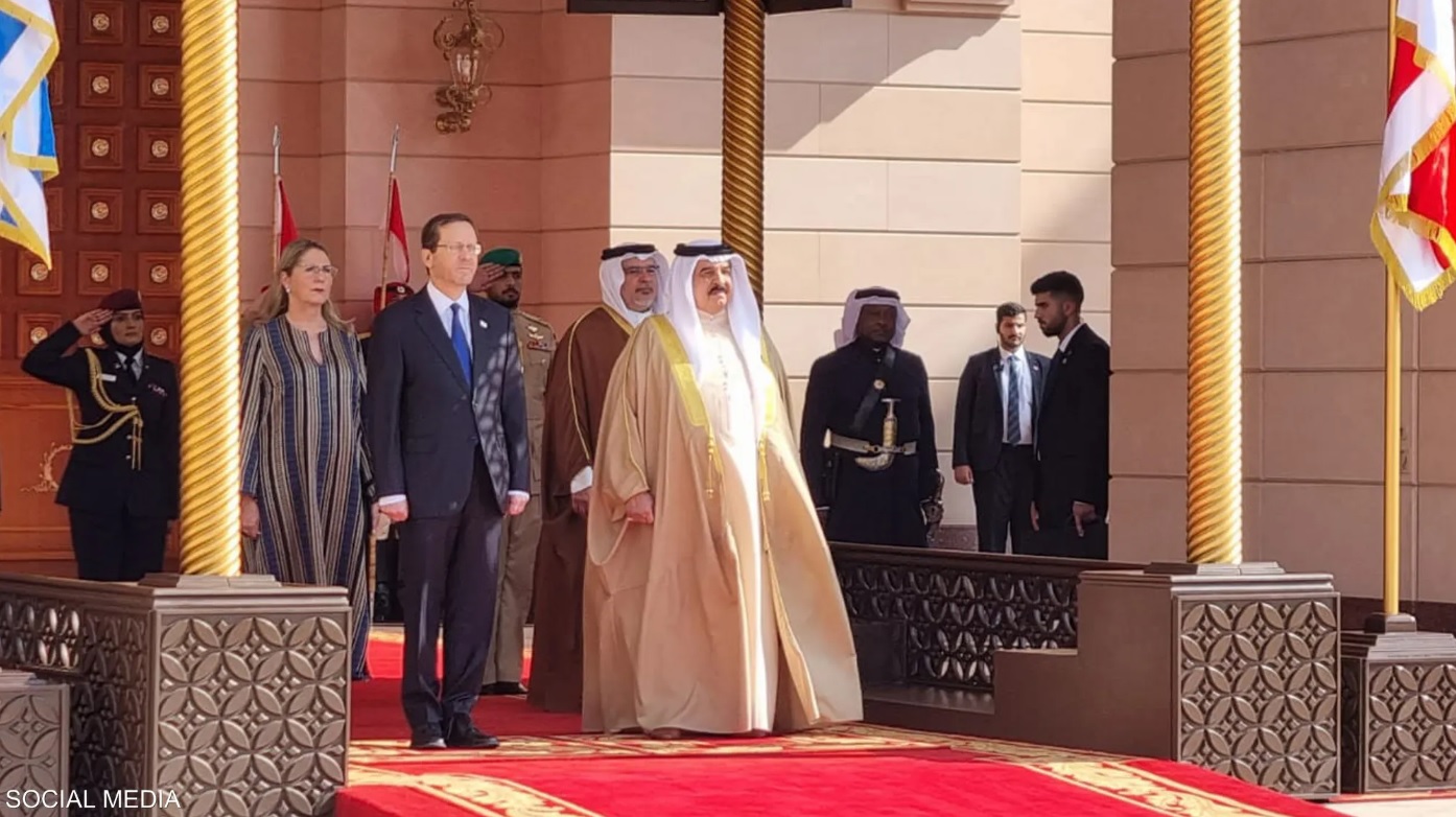 في أول زيارة رسمية ..  الرئيس الإسرائيلي يصل البحرين