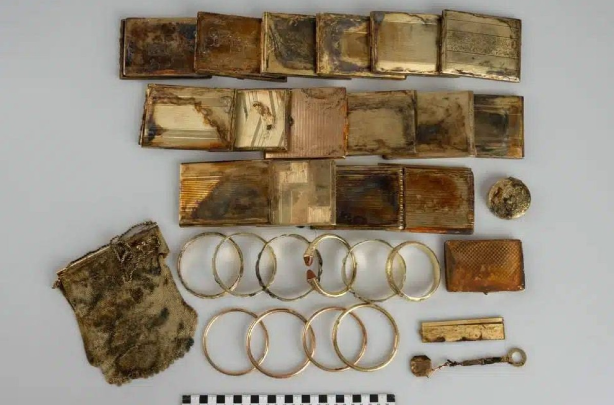 سر مدفون ..  علبة صغيرة تكشف كنزاً من الذهب والمجوهرات