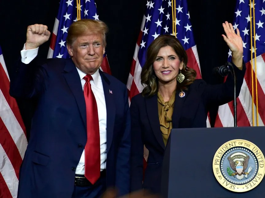 ترمب يقيل وزيرة الأمن الداخلي ويعين مولين خلفاً لها