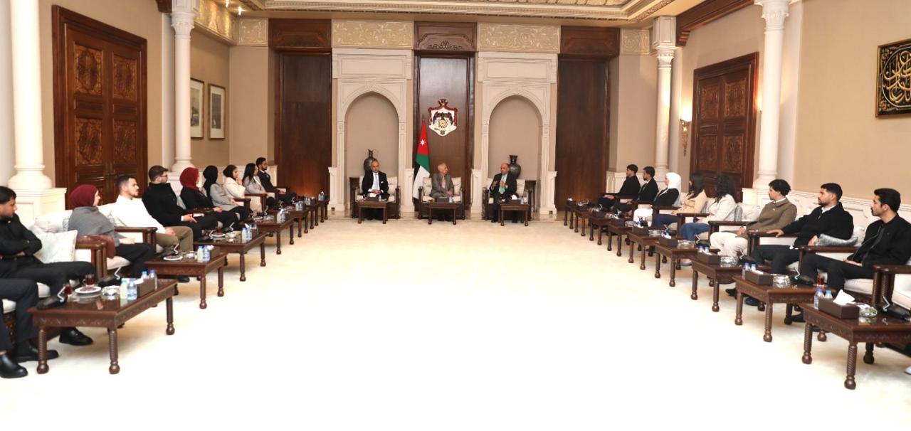 وفد البرلمان الطلابي في الشرق الأوسط يزور الديوان الملكي