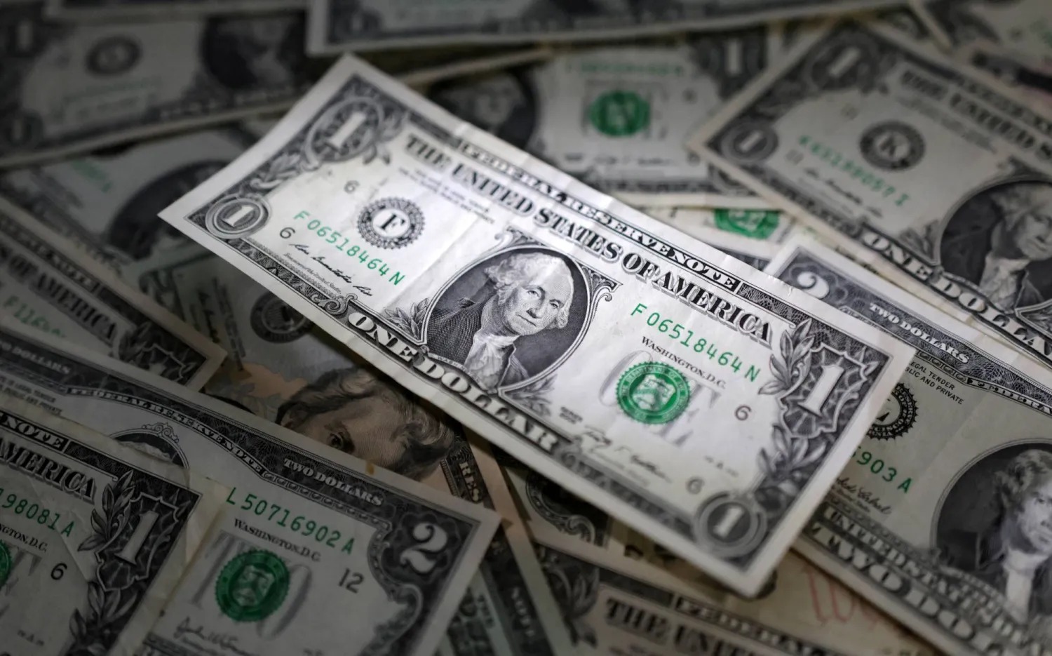 الدولار يتجه لخسارة أسبوعية مع تراجع رهانات رفع الفائدة الأميركية