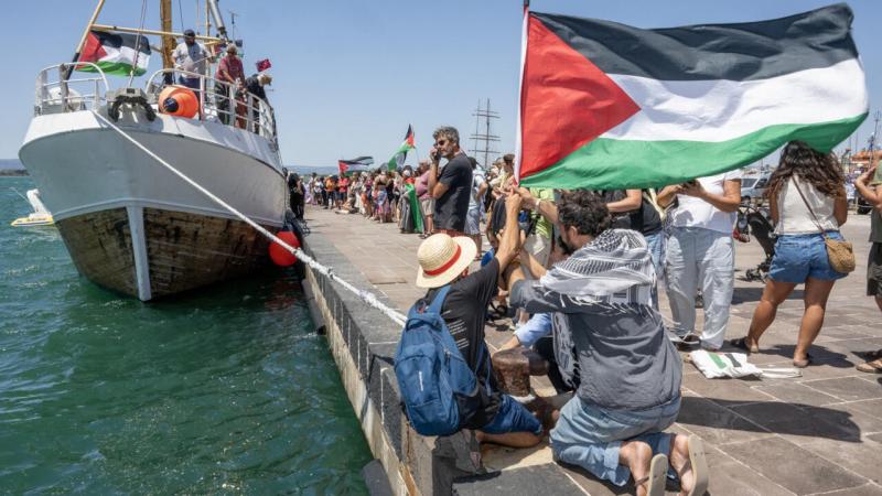 عمال موانئ أوروبية يقاطعون سفنًا تحمل شحنات أسلحة إلى إسرائيل
