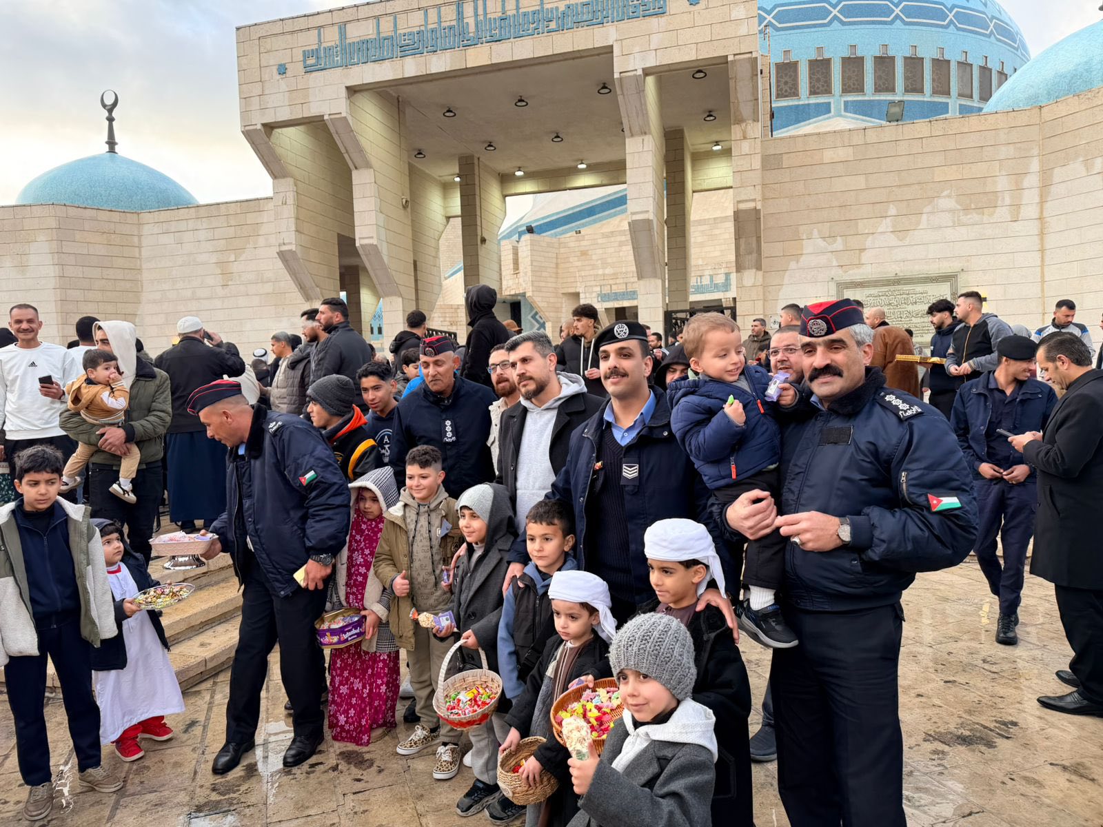 الأمن العام يشارك المواطنين فرحة العيد (صور)