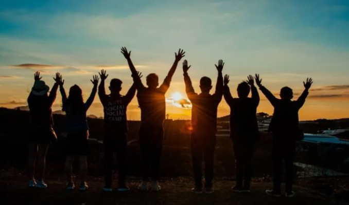 سبب علمي وراء استمرار الصداقات التي تبدأ بسن 16 إلى 25