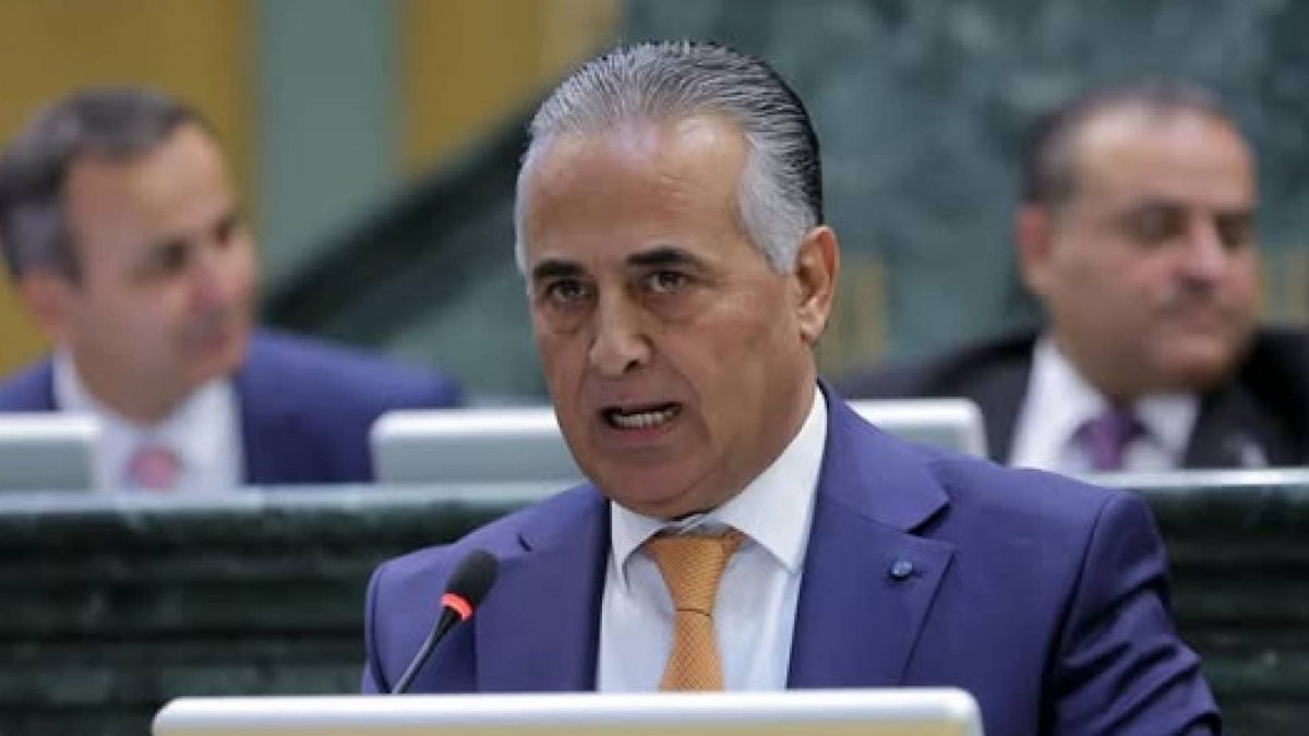 النعيمات يطالب بالتحقق: رئيس حكومة سابق يعمل لدى دولة أجنبية