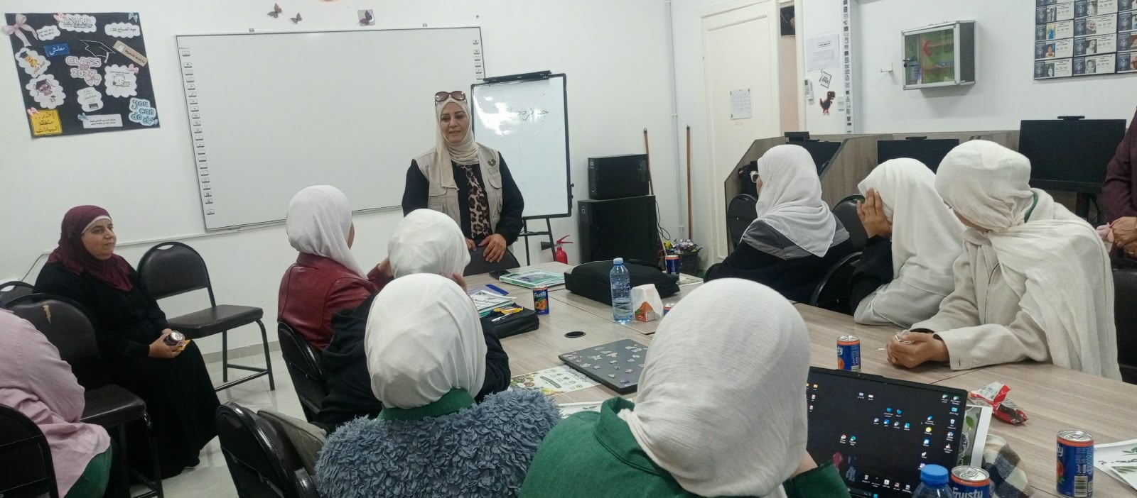مركز شابات المزار الجنوبي يعرّف طالبات مدرسة الجعفرية بجائزة الحسين للعمل التطوعي
