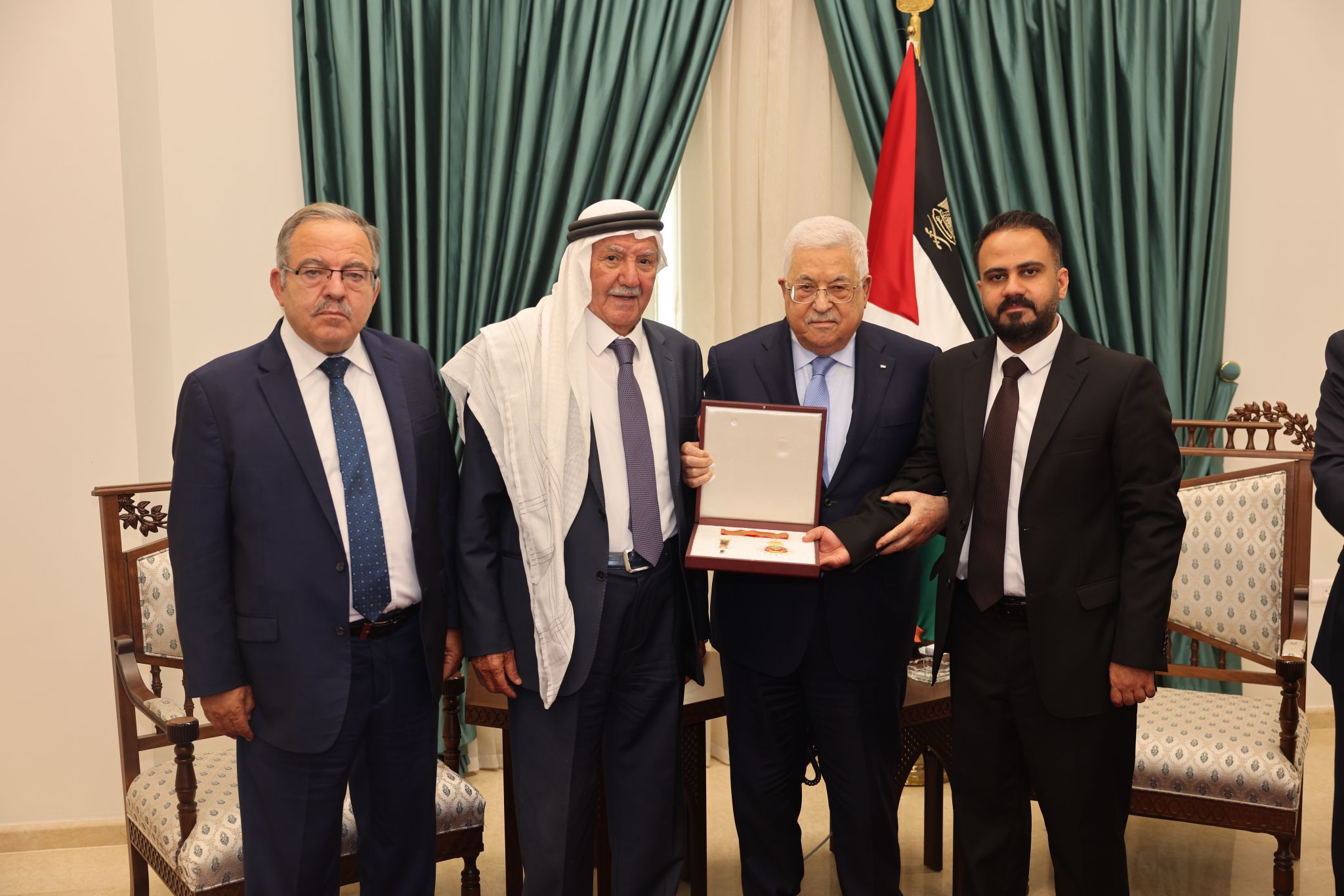 عباس يمنح الراحل المجالي نجمة الاستحقاق من وسام دولة فلسطين