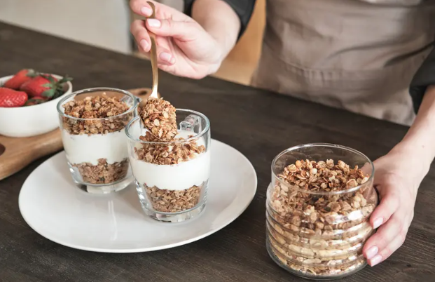 الكورن فليكس والغرانولا في الميزان ..  أيهما أفضل للإفطار؟