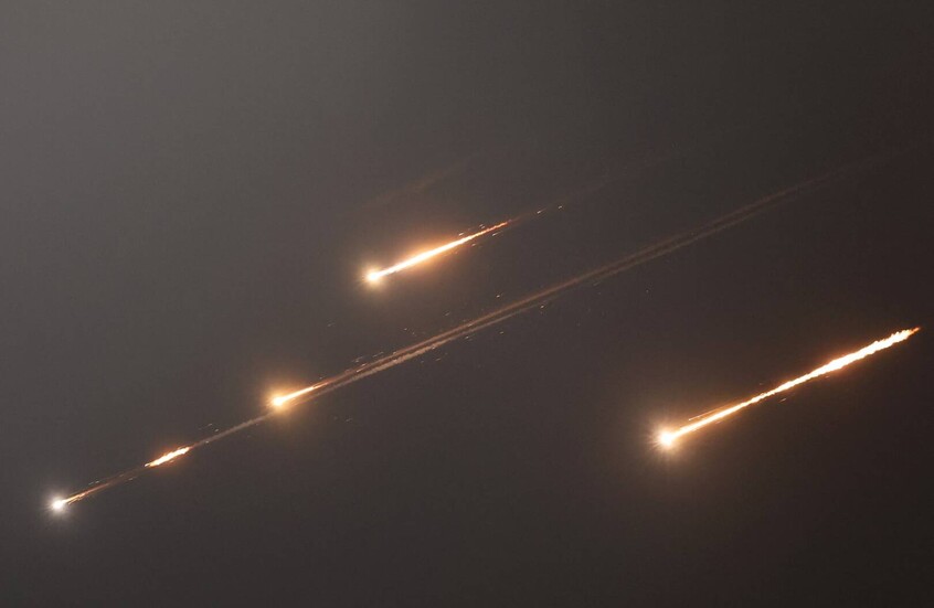 موجة صواريخ إيرانية جديدة نحو إسرائيل وصفارات الإنذار تدوي