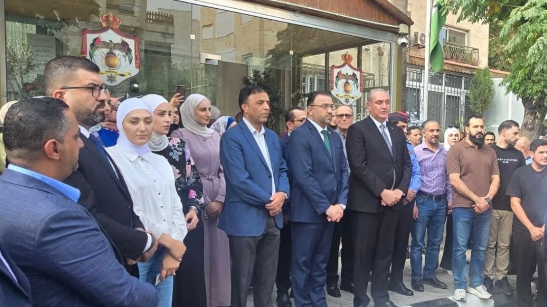 وزارة البيئة تنفذ وقفة تضامنية مع أسر شهداء ومصابي حادثة الكرك