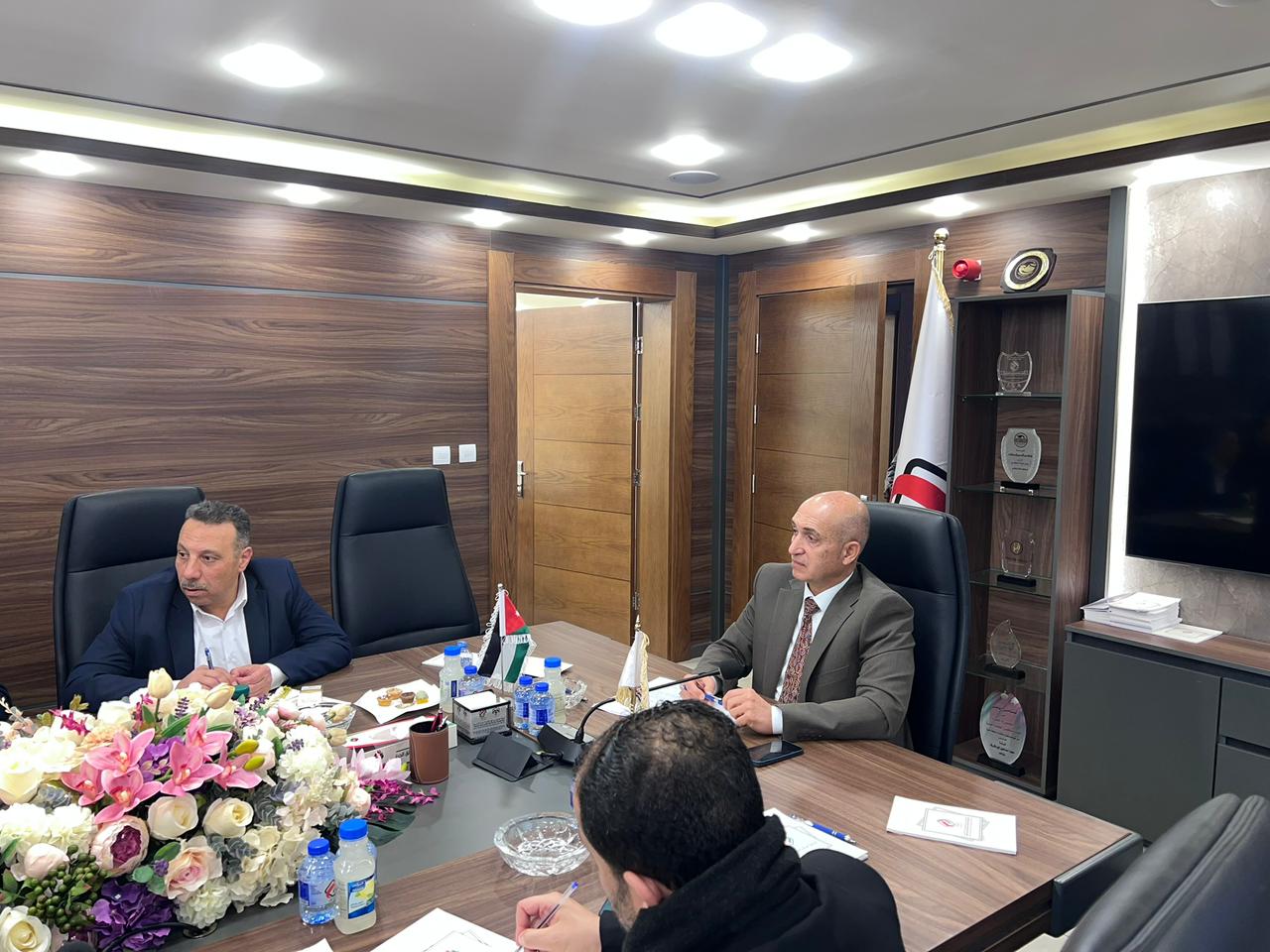 هيئة مستثمري المناطق الحرة تناقش مع السفارة الكورية حيثيات وآثار قرارات الحكومة الأخيرة الخاصة بإعادة هيكلة قطاع المركبات.