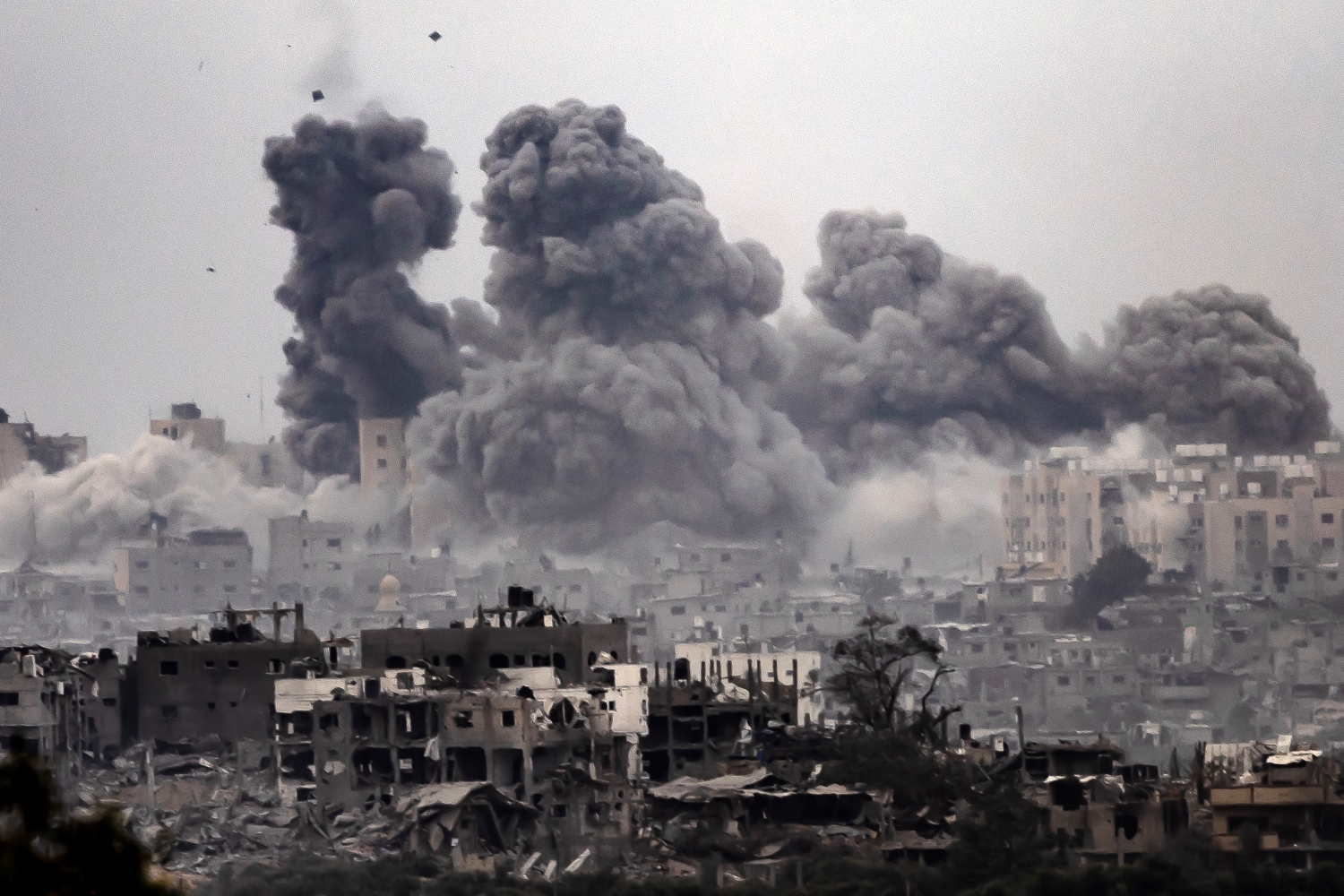  227 يوما من الحرب ..  الاحتلال يواصل غاراته على غزة ورفح