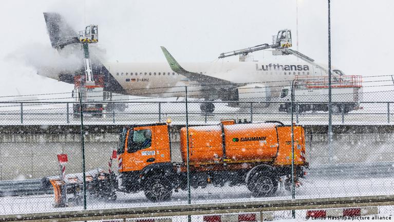 مطار فرانكفورت يلغي رحلات جوية بسبب الثلوج