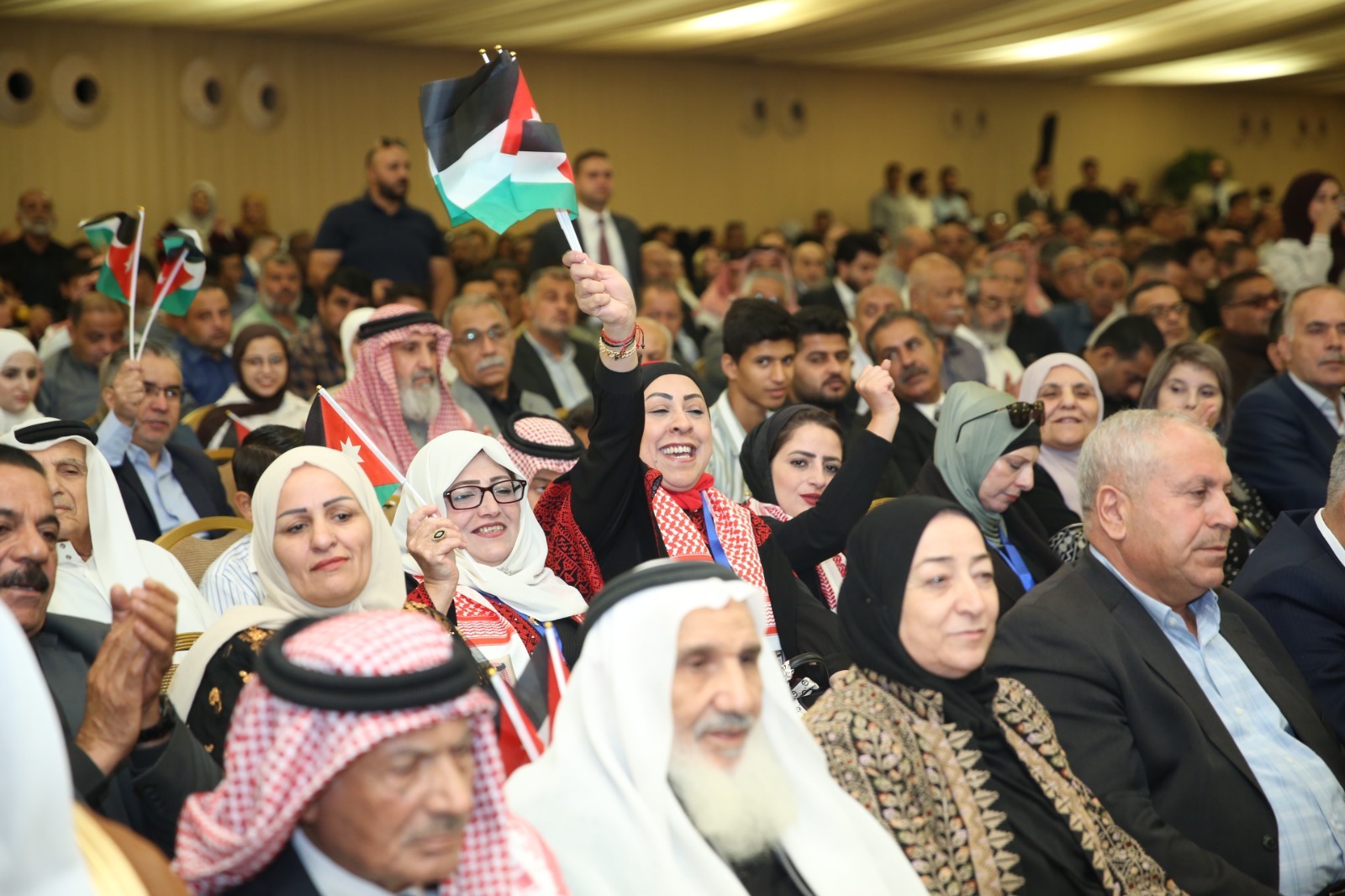 العيسوي يلتقي 3000 من أبناء وبنات الوطن في الديوان الملكي