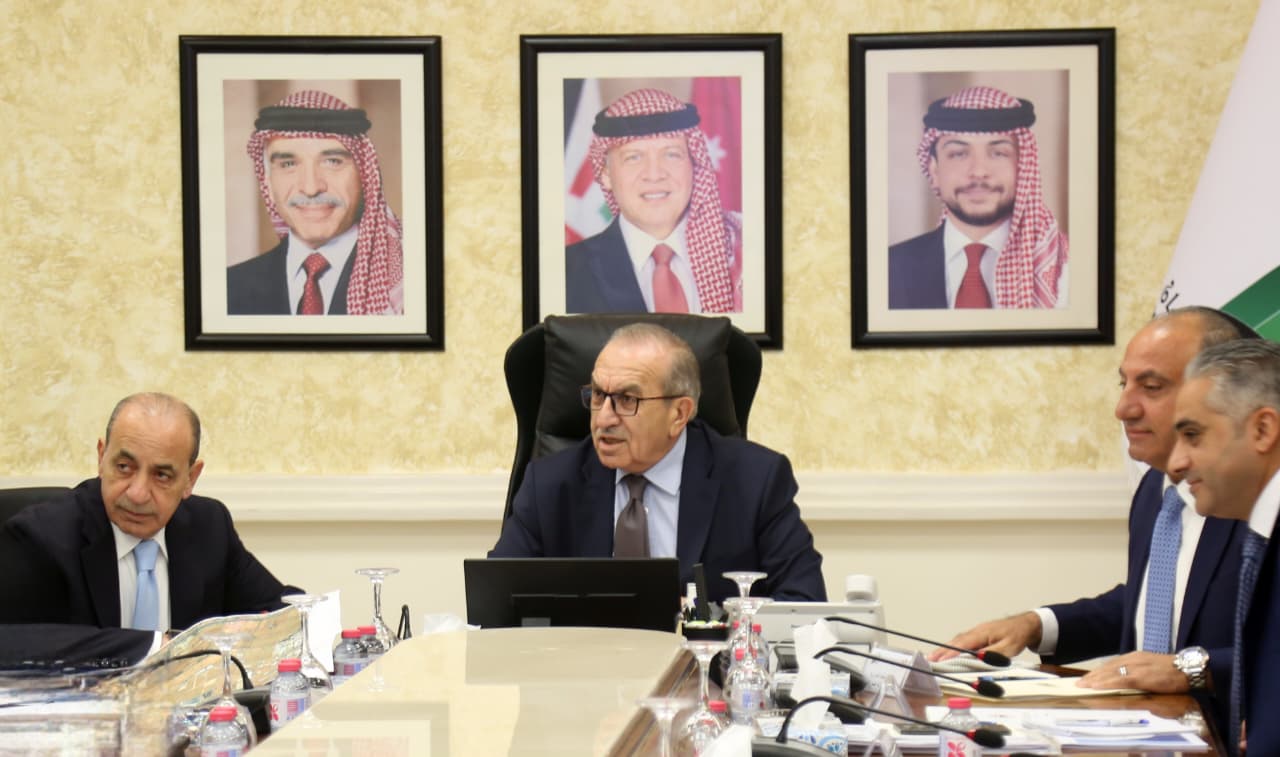 الحكومة تبحث إطلاق مواقف اركن وتنقّل الذكية