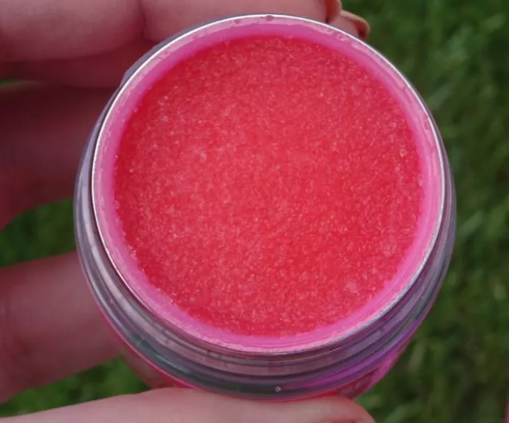 مقشر البطيخ لشفاه خالية من الجفاف والتشقق 