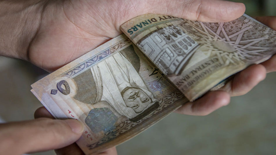 هل يجوز للأرملة سحب اشتراكاتها من الضمان؟ ..  الصبيحي يجيب