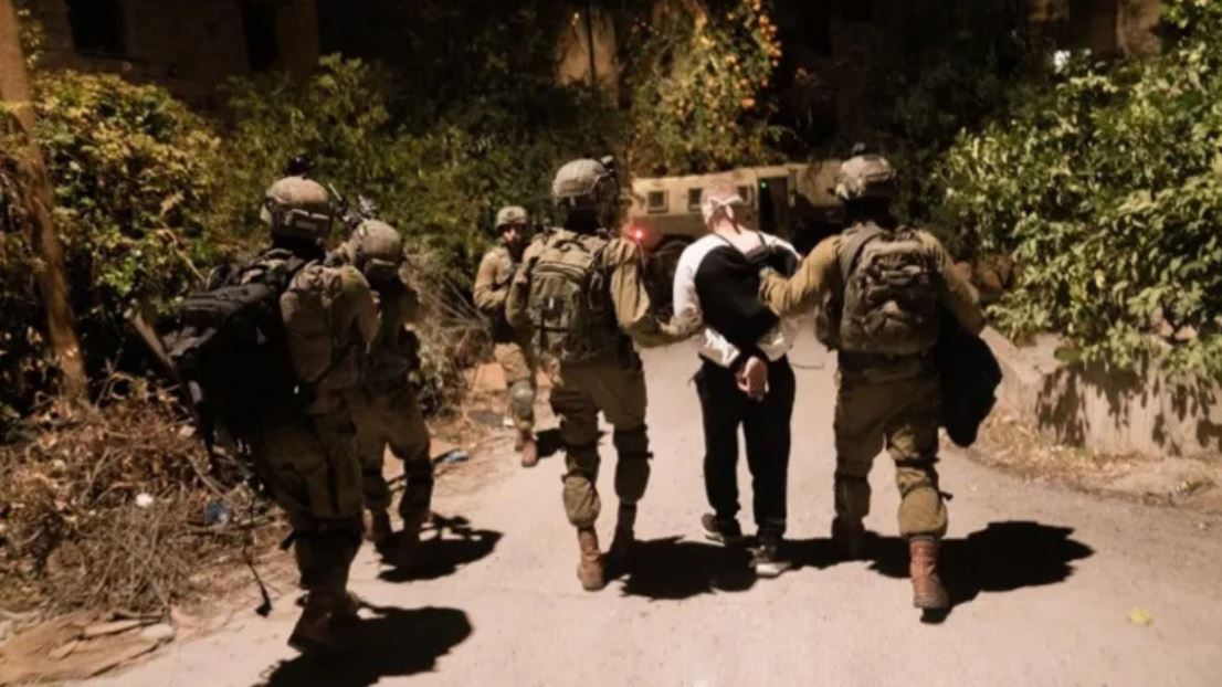قوات الاحتلال تعتقل 15 فلسطينيا في الضفة الغربية