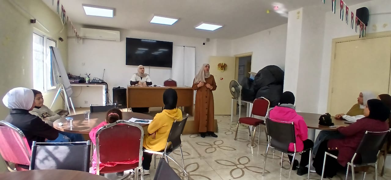 مركز شابات الوسطية ينظم ورشة تثقيفية حول العادات والتقاليد