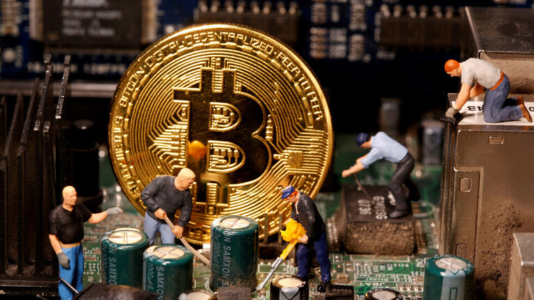 عملة بتكوين تصعد إلى أعلى مستوى في قرابة أسبوعين