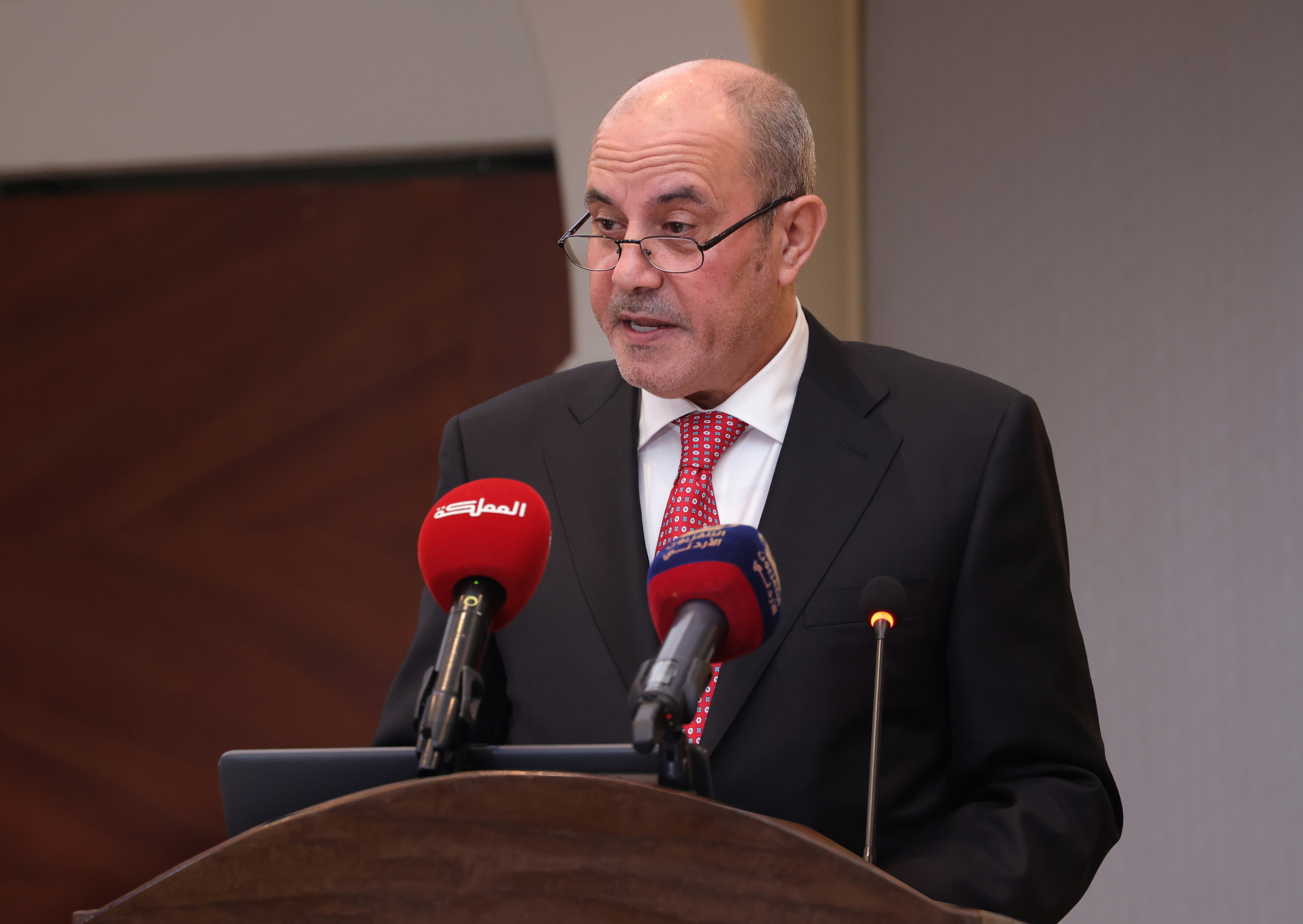 وزير الصناعة: الأردن يسعى ليكون نواة مركز إقليمي لصناعة المحيكات