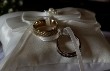 عالم اجتماع يدعو الأردنيين إلى عدم تأجيل زواجهم: سداد الديون بدل الذهب