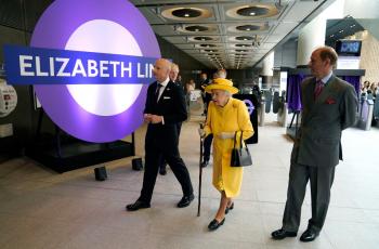 ملكة بريطانيا تفتتح خط قطار باسمها في لندن