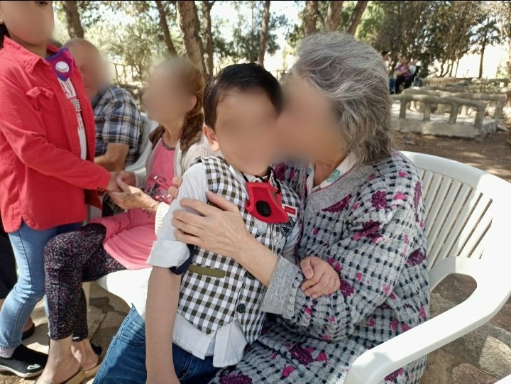 أطفال مؤسسة الحسين يحتفلون بيوم كبار السن في بيت العناية الانسانية