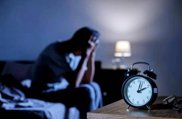 دراسة: قلة النوم تستنزف صحة الدماغ وتقصّر العمر