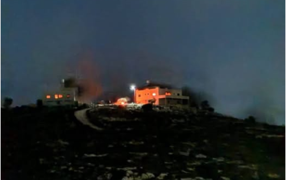 مستوطنون يحرقون منزلين ومركبة ويعتدون على مسنة في جالود جنوب نابلس