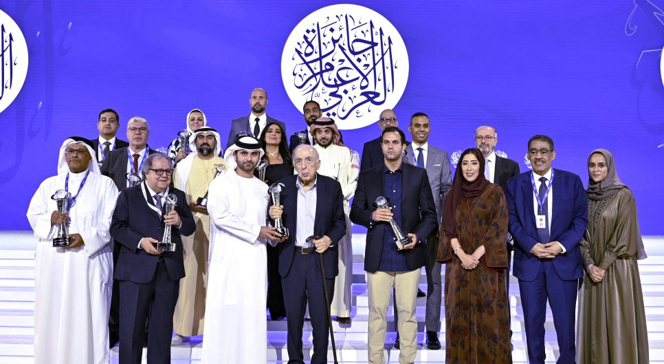 منصور بن محمد يكرّم الفائزين بجائزة الإعلام العربي