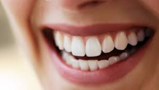 أسرار تبييض الأسنان في المنزل بمكونات بسيطة ..  ابتسامة مشرقة وجاذبية لا تُقاوم
