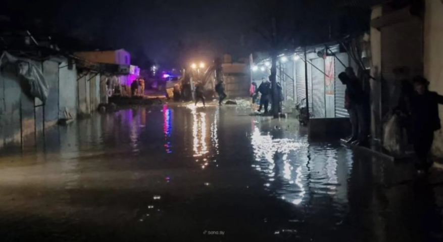 3 وفيات و تضرر 14 مخيم لجوء جراء فيضانات في سوريا 