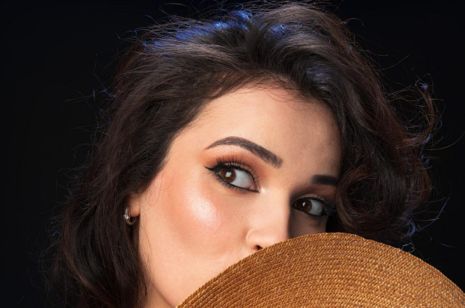 ظلال العيون الترابية  ..  لماذا لا تبطل موضتها مع تغير الصيحات؟