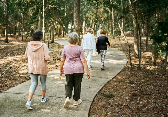 المشي 10 آلاف خطوة يوميًا ..  فوائد تتجاوز اللياقة البدنية