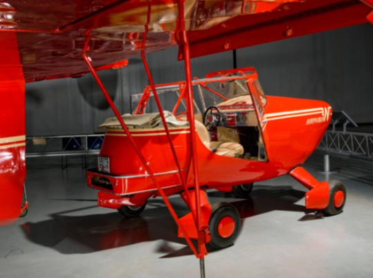 قبل 80 عاماً ..  شاهد كيف كانت أول سيارة طائرة في التاريخ