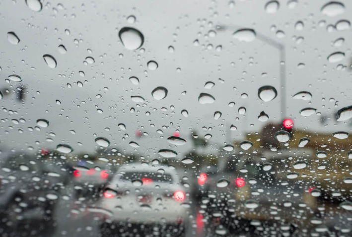 طقس بارد نسبيًا في أغلب المناطق  ..  وزخات خفيفة من الامطار 