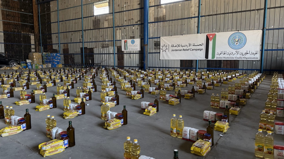 الحملة الأردنية والخيرية الهاشمية توزعان طرودا غذائية شرق غزة