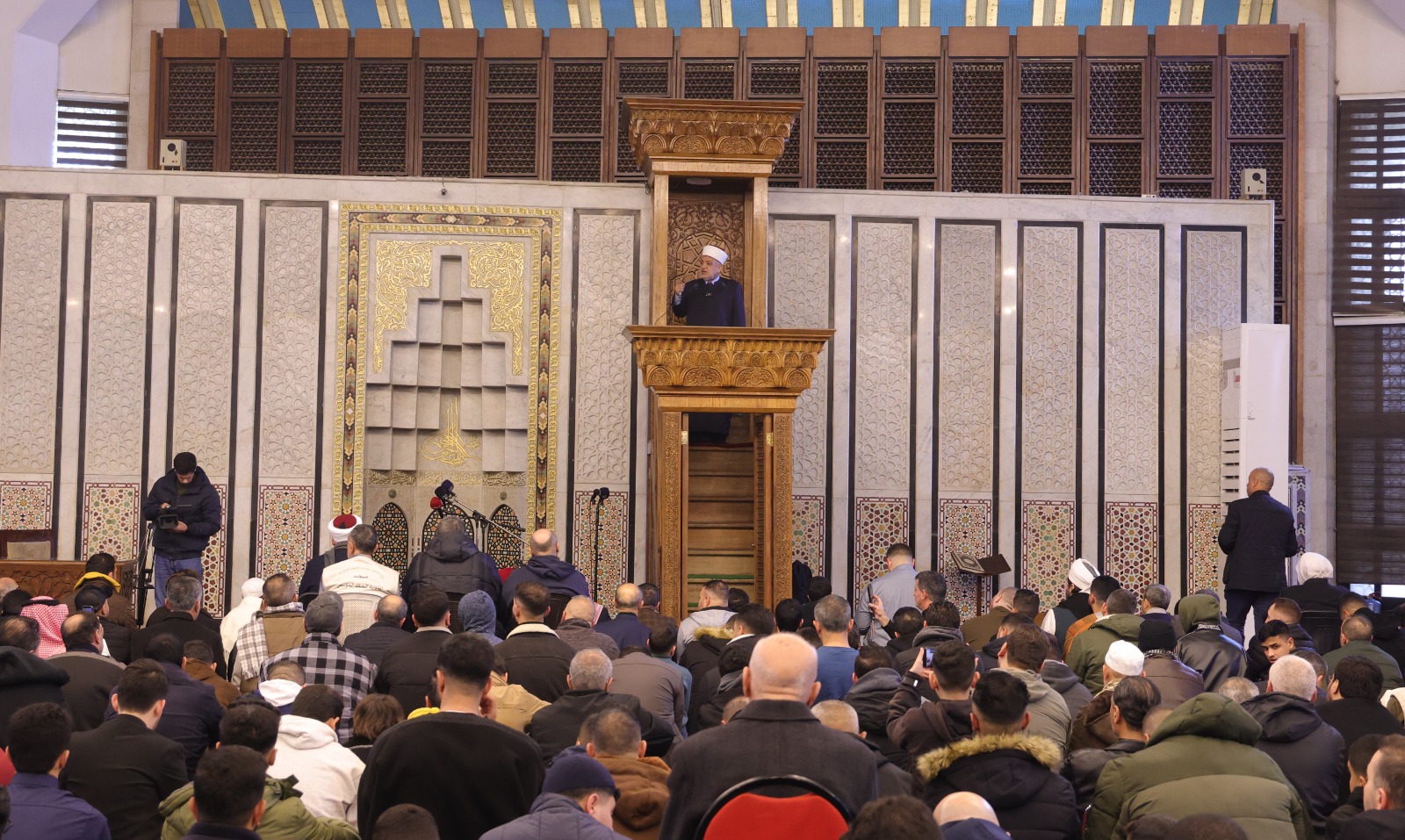 الأردنيون يؤدون صلاة عيد الفطر السعيد