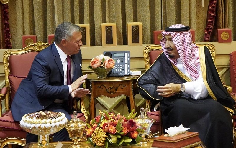 الملك يعزي خادم الحرمين وولي العهد السعودي بضحايا حادث مروحية أرامكو 